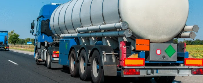Цистерна для перевезення небезпечних вантажів на автостраді