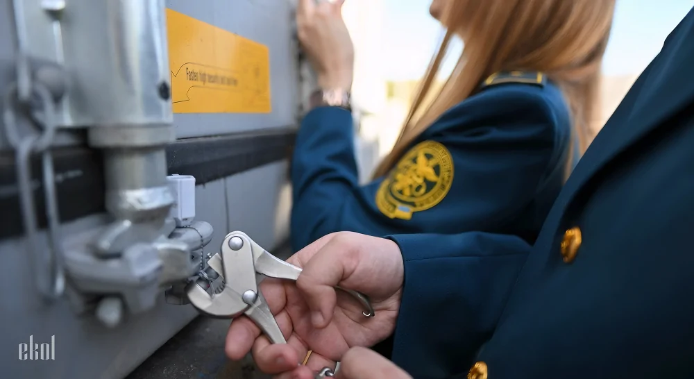 Митні правила України 2025: ваш повний гід по ввезенню, вивезенню та розмитненню вантажів Митні правила України 2025: ваш повний гід по ввезенню, вивезенню та розмитненню вантажів